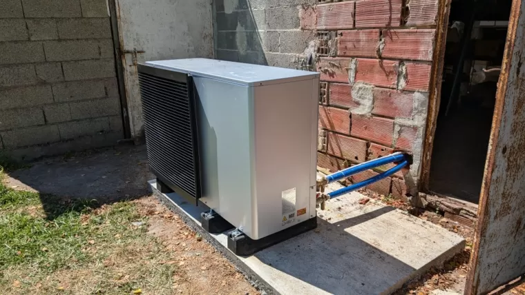 2P2C, Votre entreprise de pompe à chaleur a réalisée la mise en service d'une pompe à chaleur AIR/EAU de type monobloc de marque Daikin vers Chateaubriand.