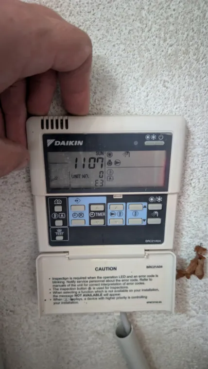 Télécommande Daikin affichant l'erreur E3 sur une pompe à chaleur
