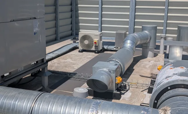 Dépannage d'un monosplit Hitachi dans une salle serveur à Vallet, Loireauxence, 2P2C - Petit Pac Et Clim