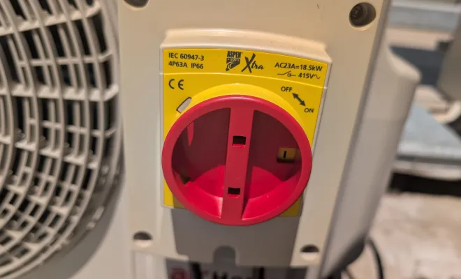 Dépannage d'un monosplit Hitachi dans une salle serveur à Vallet, Loireauxence, 2P2C - Petit Pac Et Clim