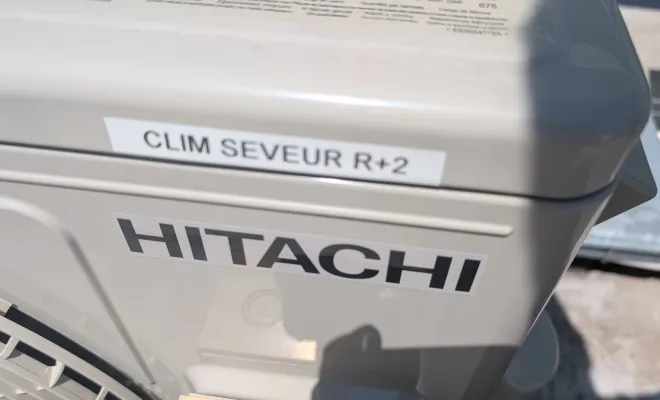 Dépannage d'un monosplit Hitachi dans une salle serveur à Vallet, Loireauxence, 2P2C - Petit Pac Et Clim