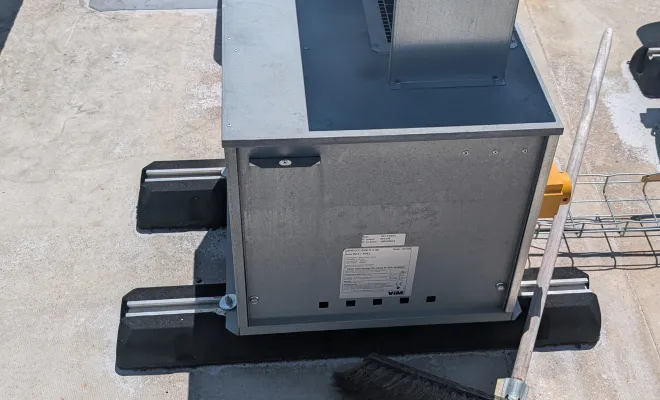 Dépannage d'un monosplit Hitachi dans une salle serveur à Vallet, Loireauxence, 2P2C - Petit Pac Et Clim